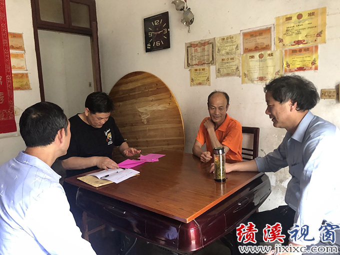 绩溪中学党员教师走访慰问结对帮扶贫困生